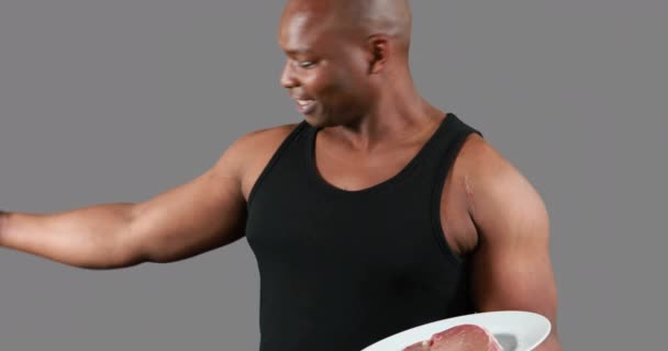 Gespierde Man Met Vlees Buigen Spieren Grijze Achtergrond — Stockvideo