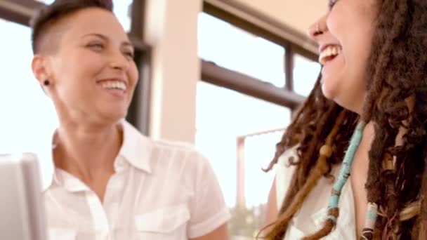 幸福的女同性恋夫妇在慢动作中笑 — 图库视频影像