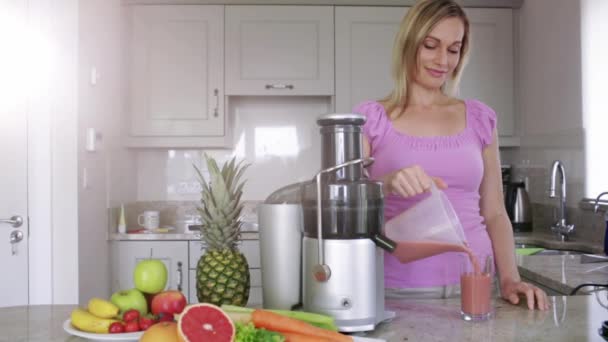 Rubia Vertiendo Jugo Frutas Verduras Frescas Casa Cocina — Vídeos de Stock