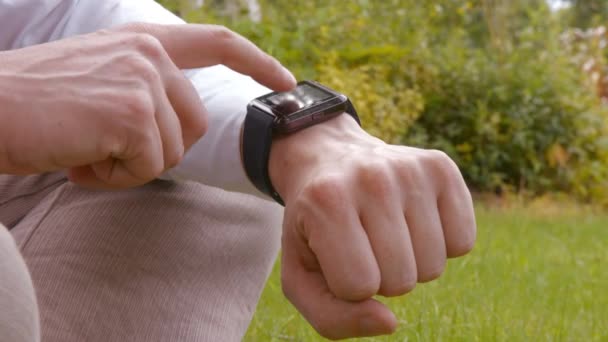 Närbild Människan Genom Att Använda Smart Watch Klocka Parken — Stockvideo