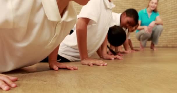 Alunos Fazendo Flexões Durante Aula Esporte Escola Primária — Vídeo de Stock