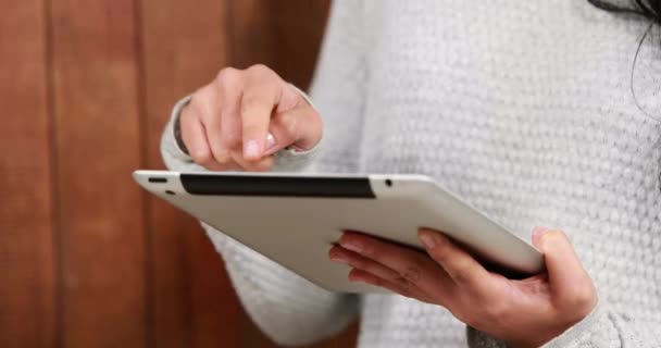 Aziatische Hipster Tablet Gebruikt Hoge Kwaliteit Formaat — Stockvideo