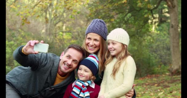 Familie Nemen Selfie Platteland Herfstdag Hoge Kwaliteit Formaat — Stockvideo