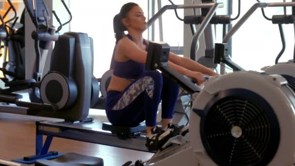 Fit Mujer Haciendo Ejercicio Formato Ultra Gimnasio — Vídeo de stock