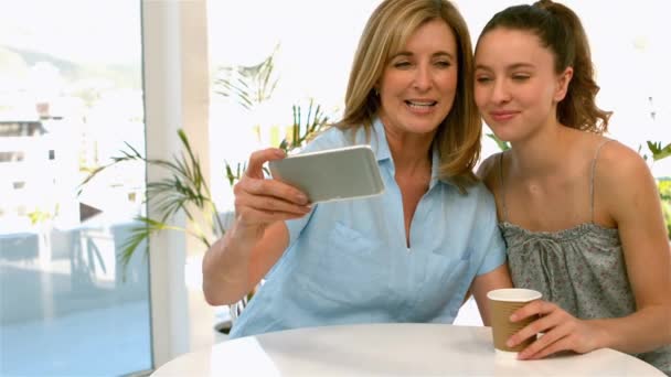 Mutter Und Tochter Machen Ein Selfie Zeitlupe — Stockvideo