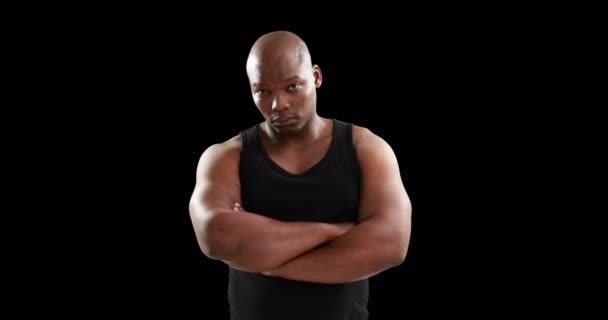 Bărbat Musculos Brațele Încrucișate Uitându Cameră Fundal Negru — Videoclip de stoc