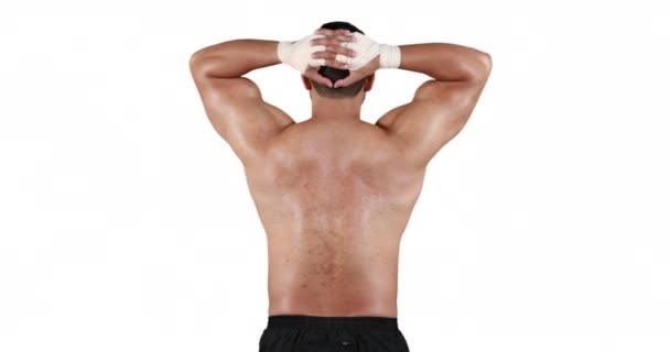 肌肉发达的男人 双手背后的头靠在白色的背景 — 图库视频影像