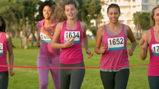 Jubelnde Frauen Gewinnen Brustkrebs Marathon Parkland — Stockvideo