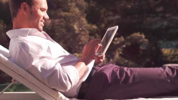 Hombre Usando Tableta Jardín Cámara Lenta — Vídeo de stock