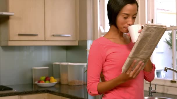 Mulher Bonita Bebendo Lendo Jornal Cozinha Câmera Lenta — Vídeo de Stock