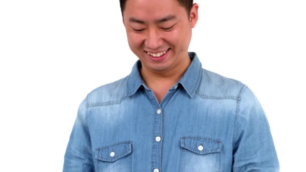 Asiático Feliz Hombre Usando Teléfono Inteligente Contra Fondo Blanco — Vídeo de stock
