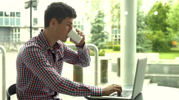 Student Laptop Met Café Hoge Kwaliteit Formaat — Stockvideo