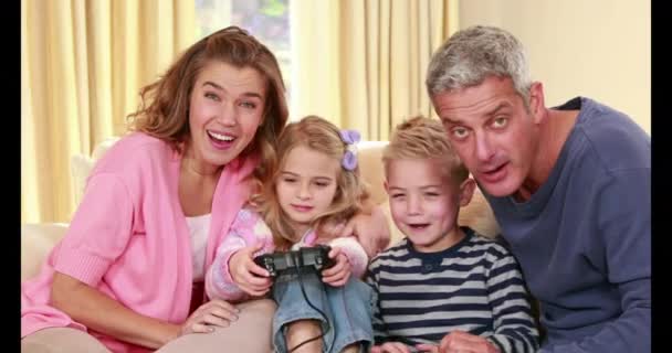 Szczęśliwa Rodzina Grając Gry Wideo Formacie Wysokiej Jakości — Wideo stockowe
