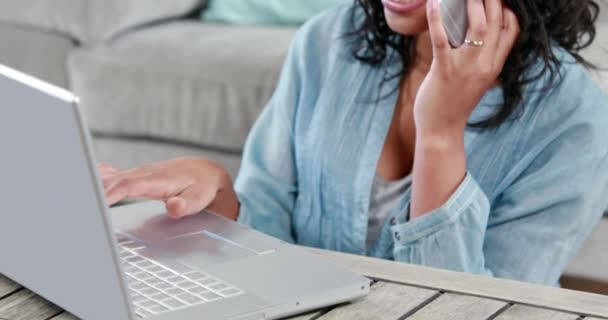 Ευτυχισμένη Γυναίκα Χρησιμοποιώντας Φορητό Υπολογιστή Ενώ Για Κλήση Υψηλής Ποιότητας — Αρχείο Βίντεο