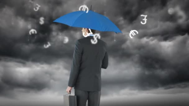 Πίσω Όψη Του Επιχειρηματία Κρατώντας Ομπρέλα Κάτω Από Μια Καταιγίδα — Αρχείο Βίντεο