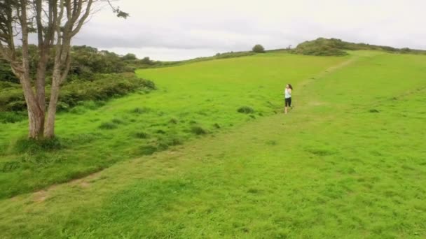 Vista Lateral Una Mujer Forma Corriendo Paisaje Verde — Vídeos de Stock