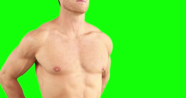 Hombre Musculoso Flexionando Sus Músculos Sobre Fondo Verde — Vídeos de Stock