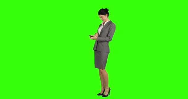 Kadını Ise Bir Smartphone Kullanarak Üzerinde Yeşil Ekran Kameraya Bakarak — Stok video