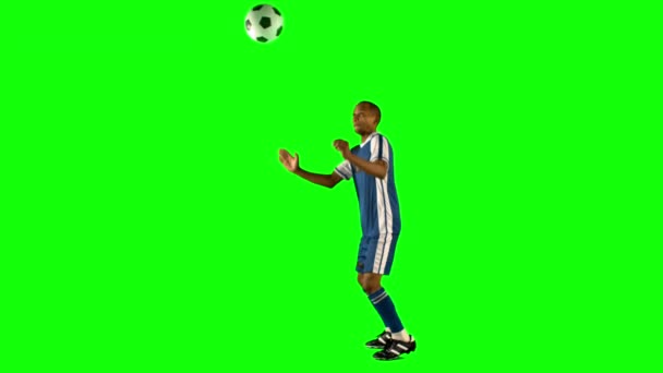 Jugador Fútbol Encabezando Pelota Sobre Fondo Verde — Vídeos de Stock