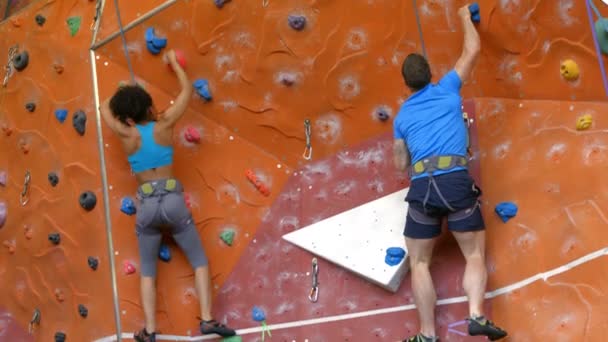 Escaladores Rocha Ascendendo Parede Formato Ultra — Vídeo de Stock