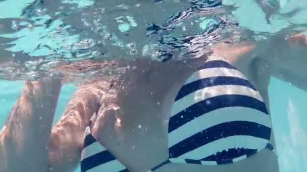 Vista Submarina Mujer Nadando Piscina Cámara Lenta — Vídeo de stock