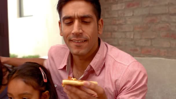 Sorrindo Família Hispânica Comendo Pizza Sala Estar Casa — Vídeo de Stock