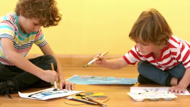 Dva Malé Chlapce Malování Obrázků Pomalém Pohybu — Stock video