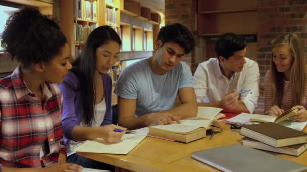 Φοιτητές Που Εργάζονται Από Κοινού Στη Βιβλιοθήκη Στο Κολέγιο — Αρχείο Βίντεο