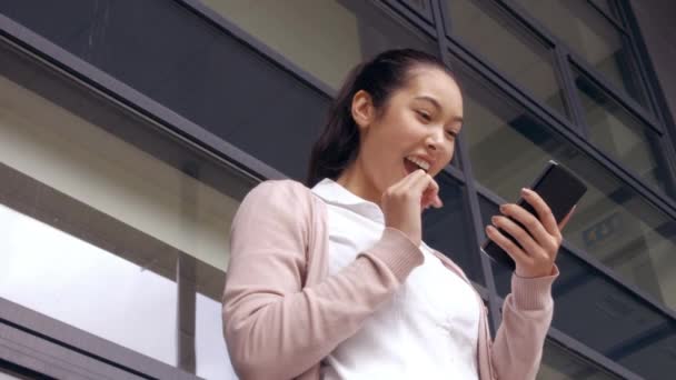Pengusaha Wanita Asia Menggunakan Ponselnya Luar Dalam Format Kualitas Tinggi — Stok Video