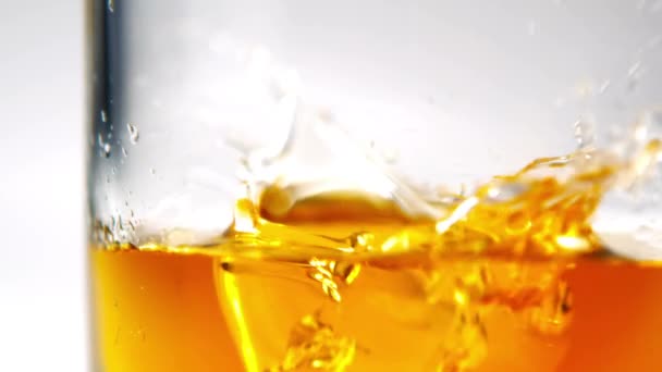 Eis Fällt Zeitlupe Whiskey Glas — Stockvideo