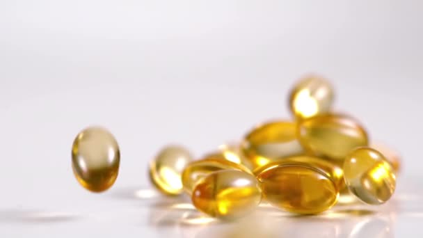 Πολύ Κίτρινο Φάρμακο Υποχωρεί Έναντι Λευκό Φόντο — Αρχείο Βίντεο
