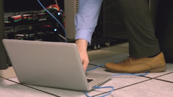 Técnico Usando Laptop Para Analisar Servidor Formato Alta Qualidade — Vídeo de Stock