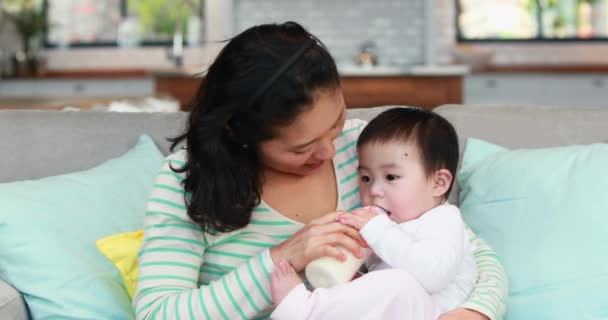 Nieuwe Moeder Voeden Van Haar Baby Hoge Kwaliteit Formaat — Stockvideo