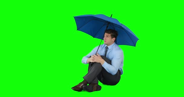 Jungunternehmer Schützt Sich Mit Regenschirm Auf Grünem Bildschirm — Stockvideo