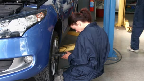 Mecánica Femenina Trabajando Neumático Garaje — Vídeos de Stock