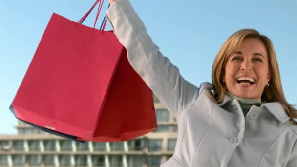 Mujer Feliz Mostrando Sus Bolsas Compra Cámara Cámara Lenta — Vídeos de Stock
