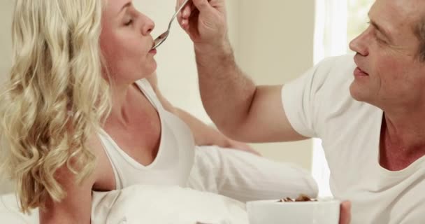 Bonito Homem Alimentando Sua Esposa Casa — Vídeo de Stock
