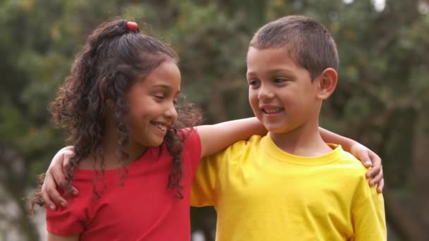 Słodkie Dzieci Uśmiechając Się Kamery Zwolnionym Tempie — Wideo stockowe