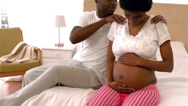 按摩怀孕妻子肩膀在卧室里的男人 — 图库视频影像
