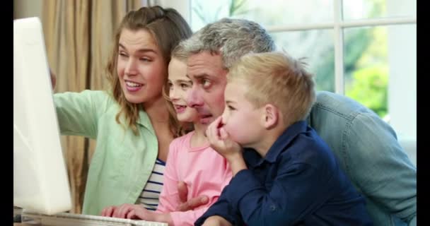 Happy Familie Ved Hjælp Computeren Høj Kvalitet Format – Stock-video