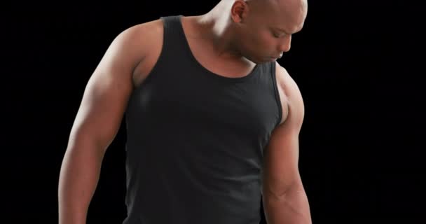 Hombre Musculoso Serio Levantando Pesas Sobre Fondo Negro — Vídeos de Stock