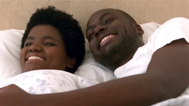 Szczęśliwa Para Dotykając Ciąży Brzuch Przy Selfie Łóżku — Wideo stockowe