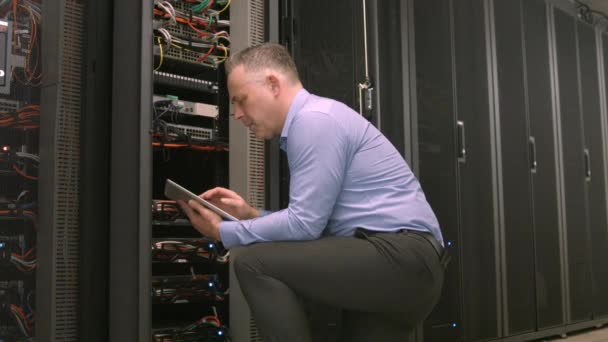 Techniker Mit Tablet Bei Der Analyse Des Servers Hochwertigem Format — Stockvideo