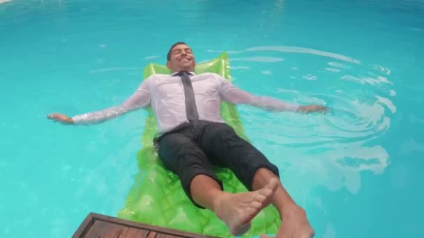 Businessman Relaxing Lilo Slow Motion — Stok Video
