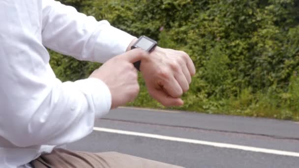 Άνθρωπος Χρησιμοποιώντας Ρολόι Του Smart Στην Άκρη Του Δρόμου — Αρχείο Βίντεο
