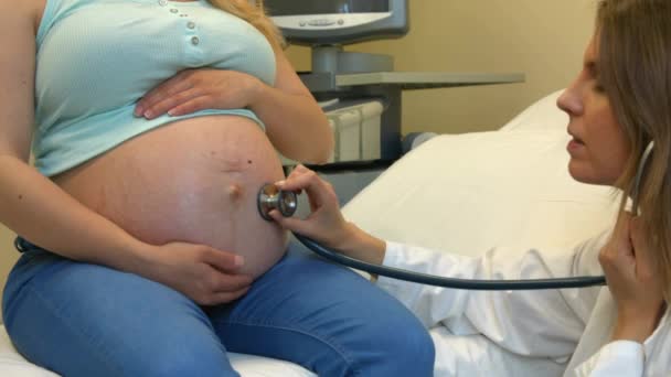 Lekarz Pomocą Stetoskopu Brzuchu Ciąży Womans Wobec Sprawdzanie Dziecka — Wideo stockowe