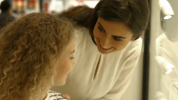 Madre Hija Discutiendo Delante Ventana Compras Centro Comercial — Vídeos de Stock