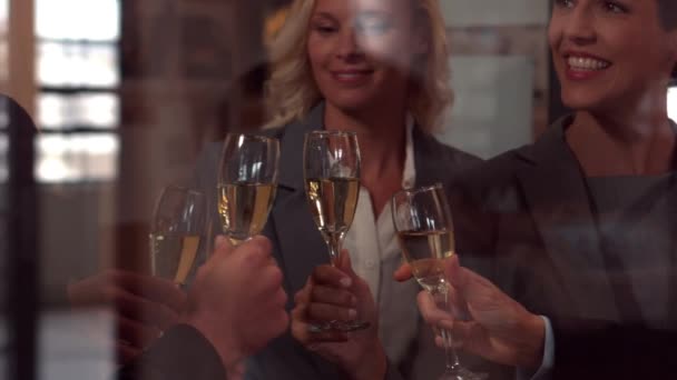 ビジネス チームをスローモーションでシャンパンで乾杯 — ストック動画