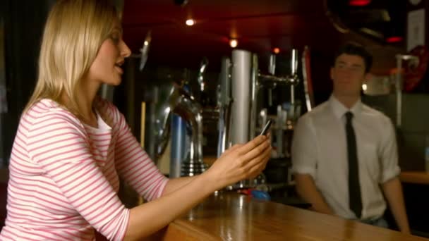 Vrouw Drinken Wordt Geserveerd Bar Hoge Kwaliteit Formaat — Stockvideo