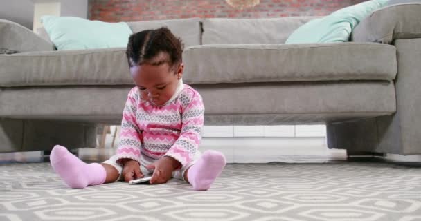 Kis Lány Játszik Magas Minőségű Formátumban Emeleten — Stock videók